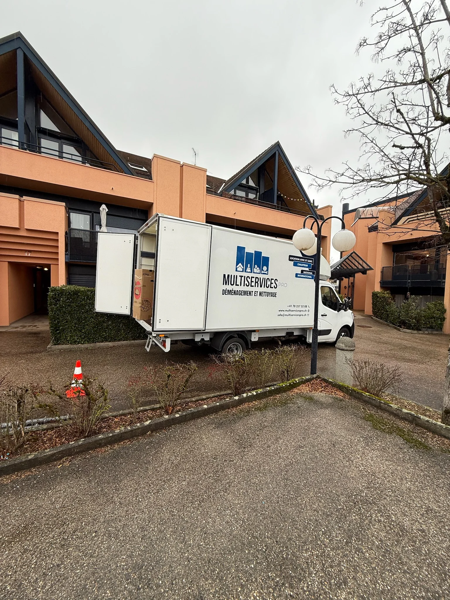 Camionnette MultiservicesPRO garée avant une intervention